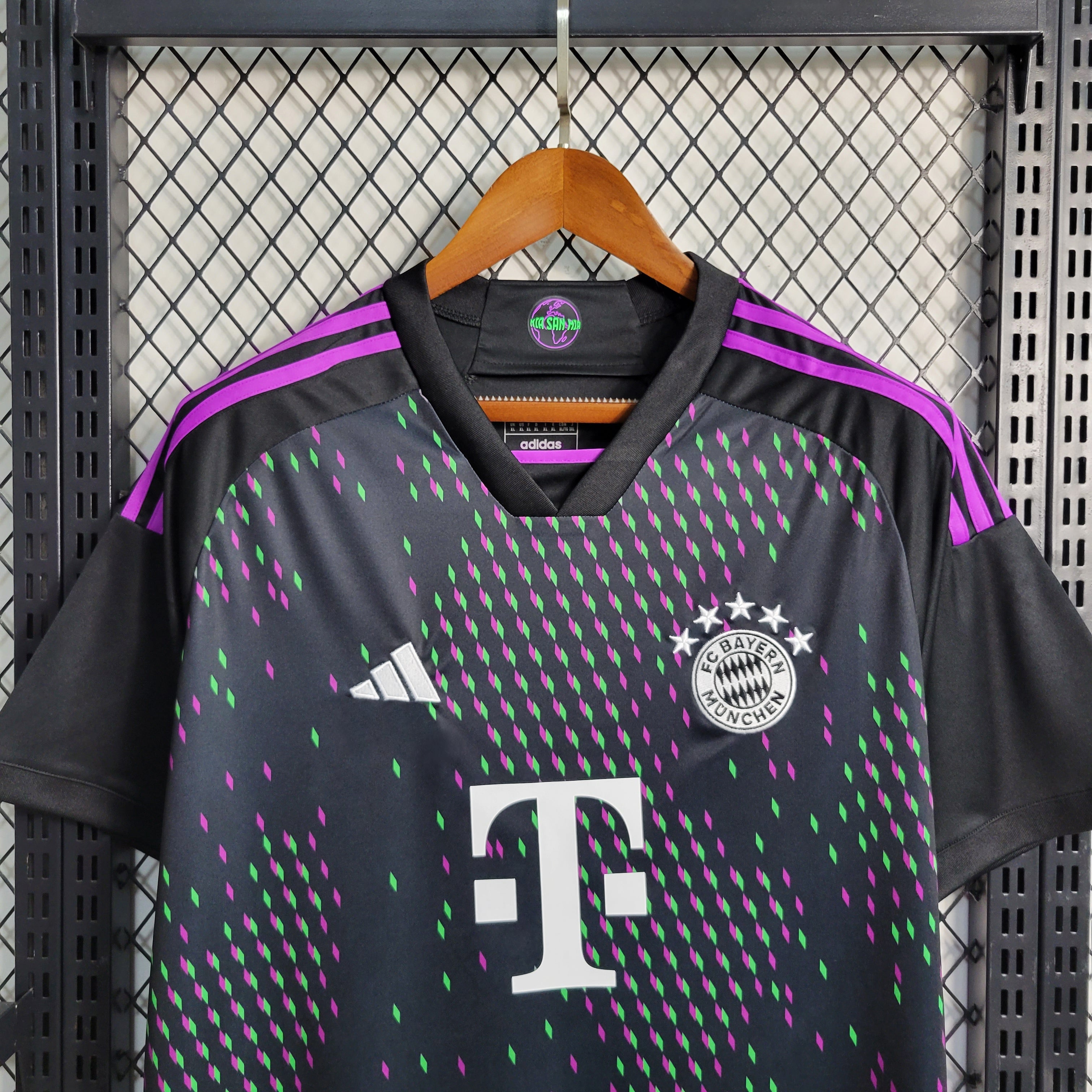 Bayern de Munich 2023/24 (Segunda equipación)